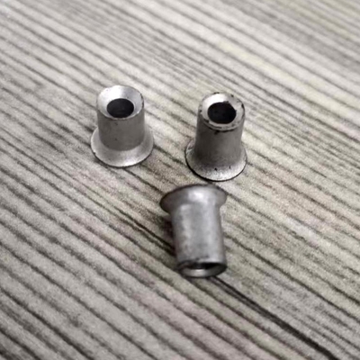 La perforation d'individu rivette l'individu de finition de Dacromet que la perforation rivette la tête de 7.45mm 3.1mm à l'intérieur du trou